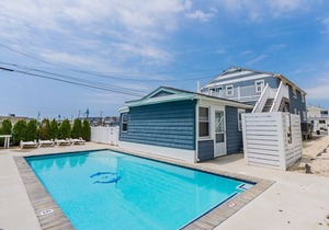 Avalon BEACH BLOCK 2 Bedroom Condo with POOL East Unit/Sleeps 4