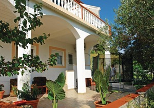 Awesome apartment in Vlasici with WiFi