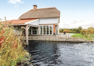 Awesome home in Giethoorn with WiFi