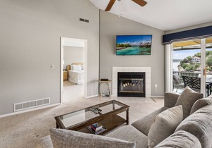 Awesome lakeview top floor condo