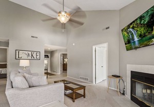 Awesome lakeview top floor condo