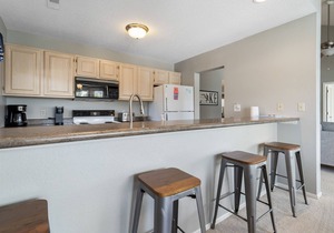 Awesome lakeview top floor condo