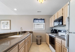Awesome lakeview top floor condo