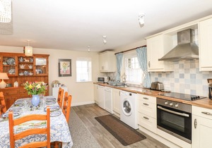 BADGER COTTAGE, family friendly, with open fire in Mawgan-In-Meneage