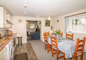 BADGER COTTAGE, family friendly, with open fire in Mawgan-In-Meneage