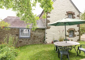 BADGER COTTAGE, family friendly, with open fire in Mawgan-In-Meneage