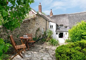 Badgers Cottage is a lovely period thatched cottage with garden and parking, situated in the picture