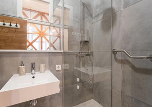 Baixa Modern Three-Bedroom Apartment - By Lu Holidays
