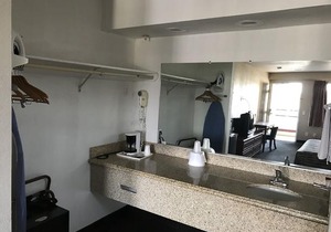 Bakersfield Inn & Suites