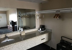 Bakersfield Inn & Suites