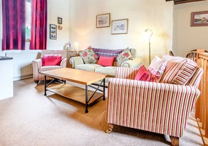 BARN OWL COTTAGE, family friendly, with a garden in Lindale