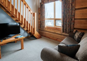 Basecamp Lodge Golden | Queen Suite Room