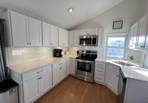 BEACH BLOCK 3 Bedroom Condo with POOL, DECK & OCEAN VIEWS/Sleeps 6