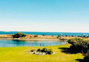 BEACH FRONT OASIS 15 MINS FROM DOWNTOWN VICTORIA