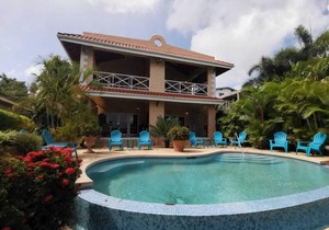 Beachfront 1 Bedroom Apartment on Courland Bay with Salt Water Pool.