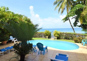 Beachfront 1 Bedroom Apartment on Courland Bay with Salt Water Pool.