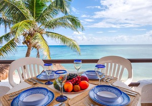 Beachfront, great views, WiFi, AC, perfect for families and friends!