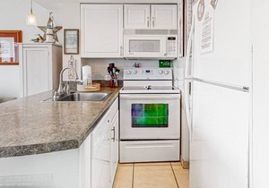 Beachgoer's retreat with balcony, AC, pools, hot tubs, tennis & gym