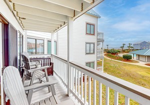 Beachgoer's retreat with balcony, AC, pools, hot tubs, tennis & gym