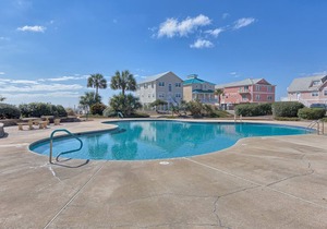 Beachgoer's retreat with balcony, AC, pools, hot tubs, tennis & gym