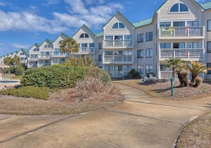 Beachgoer's retreat with balcony, AC, pools, hot tubs, tennis & gym