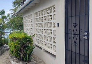 Beachside Cottage - right on the beach!