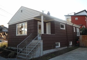 BEAUTIFUL ALKI BEACH COTTAGE 1/2 BLOCK TO BEACH 2 BR + 2 BATH