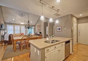 Beautiful and Comfortable Town Home in Bear Trap Community, steps from the Amenities! WIFI, Pool, Fitness Center, Tennis, Shuttle!