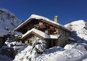 Beautiful apartment in private chalet, equiped for 12 people, 6 bedrooms, 5 bathrooms and private sauna.