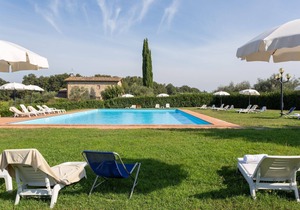 Beautiful apartment in villa with WIFI, pool, TV, patio and parking, close to Greve In Chianti