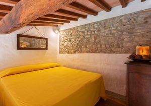 Beautiful apartment in villa with WIFI, pool, TV, patio and parking, close to Greve In Chianti