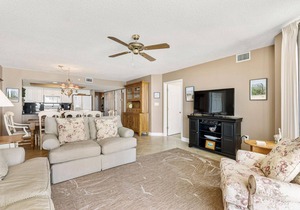 Beautiful Front Beach 4 Bedroom Condo with Private Parking and Pools