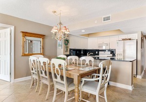 Beautiful Front Beach 4 Bedroom Condo with Private Parking and Pools