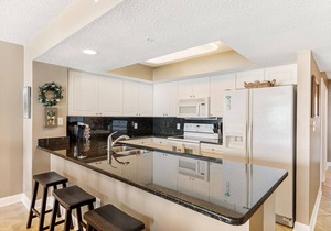 Beautiful Front Beach 4 Bedroom Condo with Private Parking and Pools