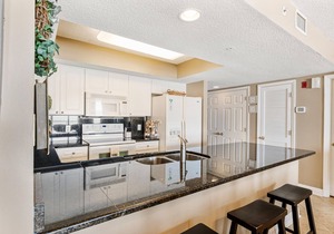 Beautiful Front Beach 4 Bedroom Condo with Private Parking and Pools