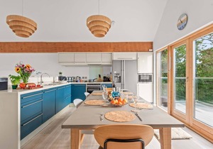 Beautiful holiday home with hot tub, just a walk away from Talland beach.