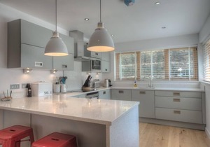 Beautiful holiday home with hot tub, just a walk away from Talland beach.