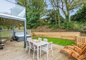 Beautiful holiday home with hot tub, just a walk away from Talland beach.