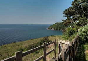 Beautiful holiday home with hot tub, just a walk away from Talland beach.