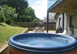Beautiful holiday home with hot tub, just a walk away from Talland beach.