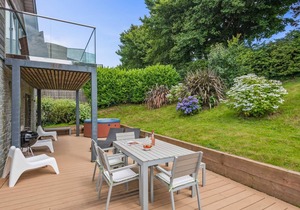 Beautiful holiday home with hot tub, just a walk away from Talland beach.