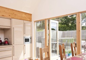 Beautiful holiday home with hot tub, just a walk away from Talland beach.