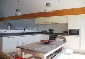 Beautiful holiday home with hot tub, just a walk away from Talland beach.