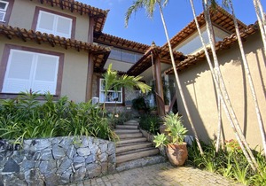 Beautiful house, just 50 steps from Ferradura beach, 6 bedrooms (4 suites)