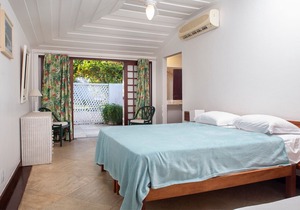 Beautiful house with five suites facing Ferradura beach