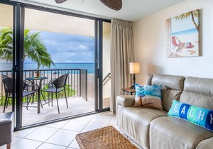 Beautiful, Remodeled First Floor Condo: 3 Steps to the Beach (HP104)