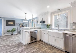 Beautifully Remodeled New To The Market Walk To Scarborough Beach With AC