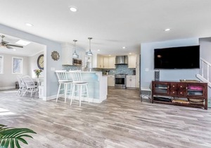 Beautifully Remodeled New To The Market Walk To Scarborough Beach With AC