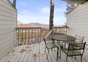 Beautifully updated Timbers studio room with slope views!