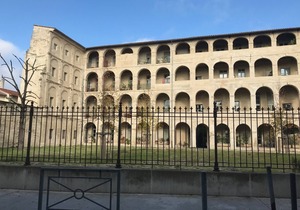 Bel appartement historique au coeur d'Avignon/beautiful apartment in Avignon